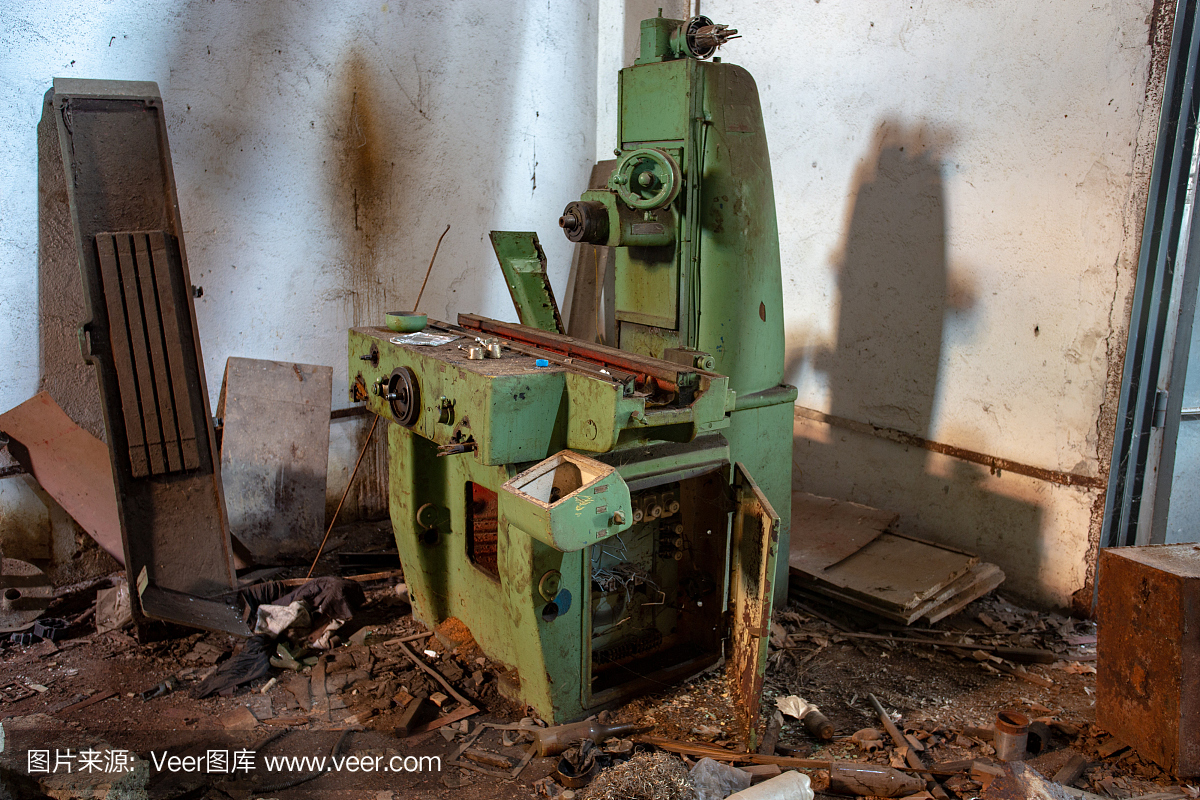旧的工业机床。废弃工厂里生锈的金属设备